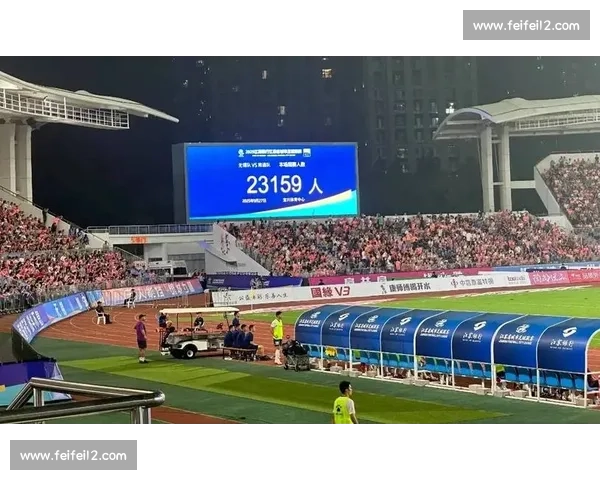 苏超赛场惊现 “钢铁战队”:机器人裁判与球形战警重塑赛事生态